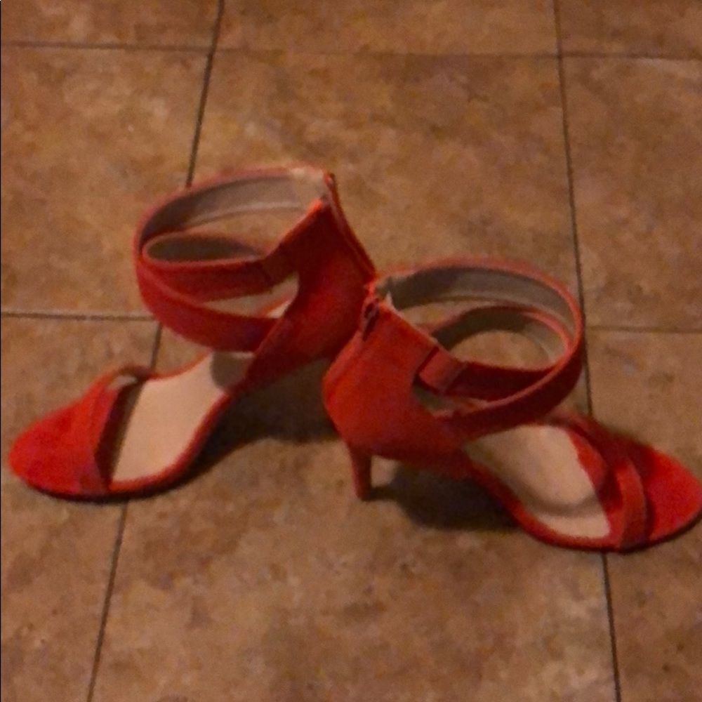 HEELS - Picture 2 of 4